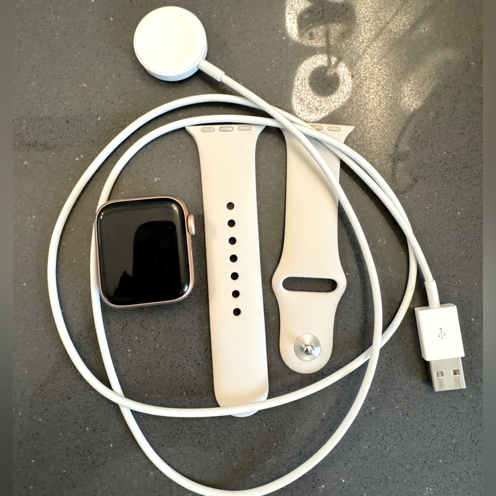 Rose gold Apple Watch SE GPS + Cellular 40mm